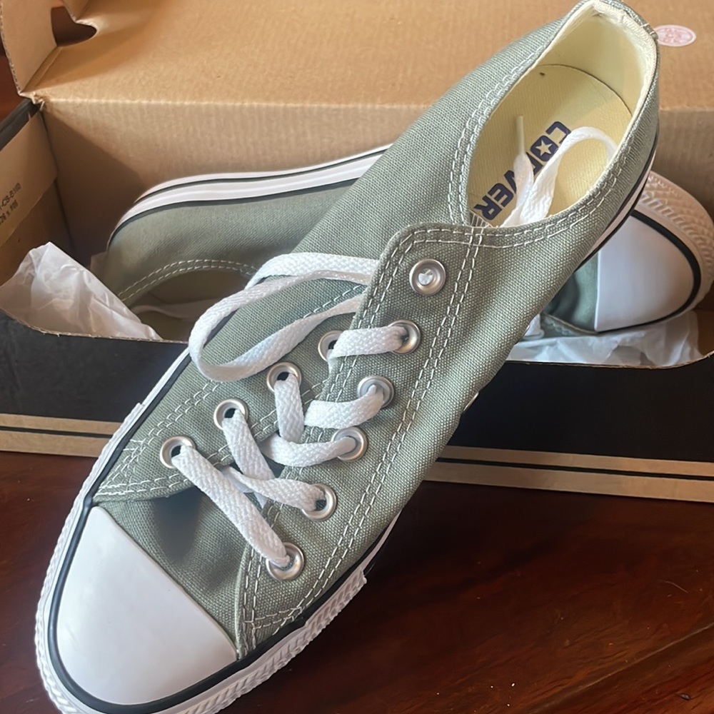 NEVER WORN, IN BOX CONVERSE CHUCKS